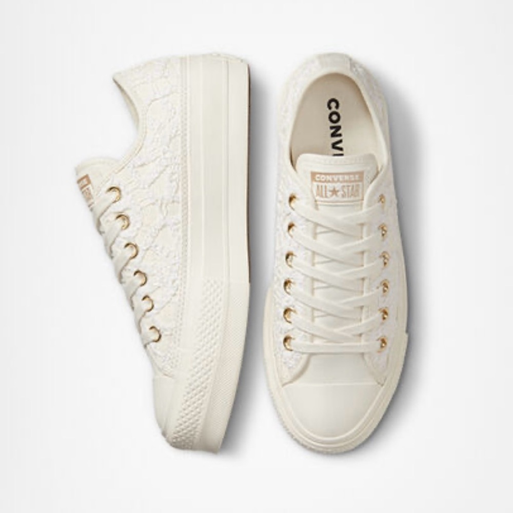 Women’s low top platform converse size 9